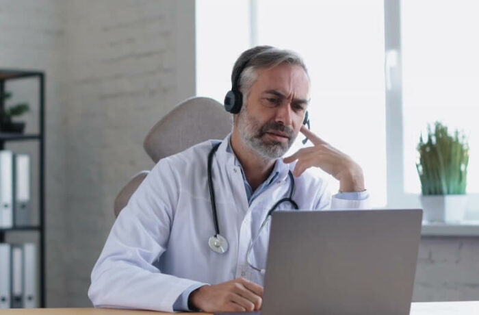 Γιατρός ακούει ασθενή σε videocall